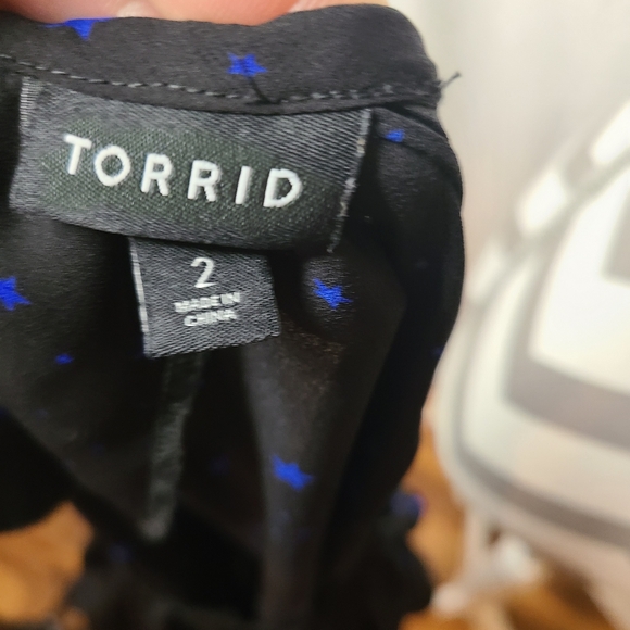 Torrid Cold Shoulder Star Top Black & Blue Size 2 - Picture 5 of 13